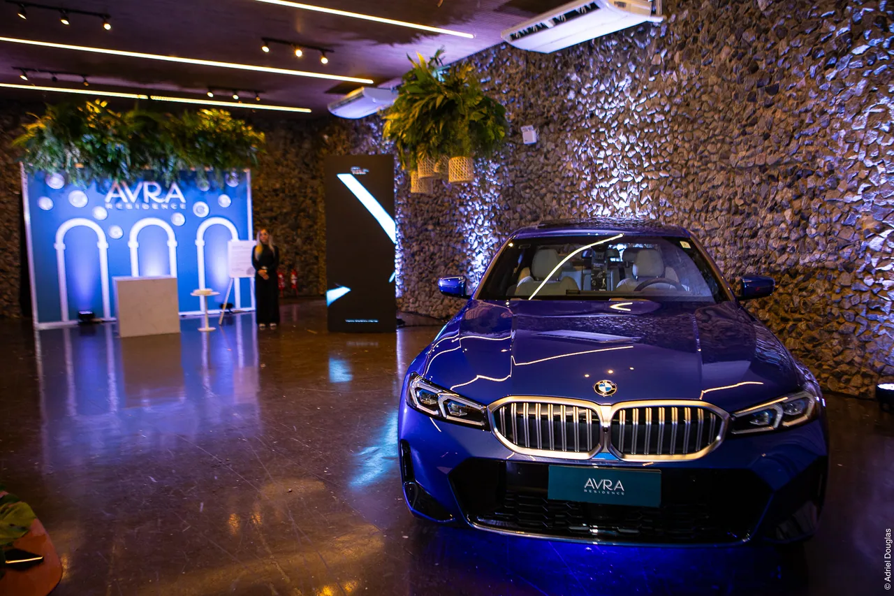 Automóvel em exposição durante um lançamento de produto no Indaiá.