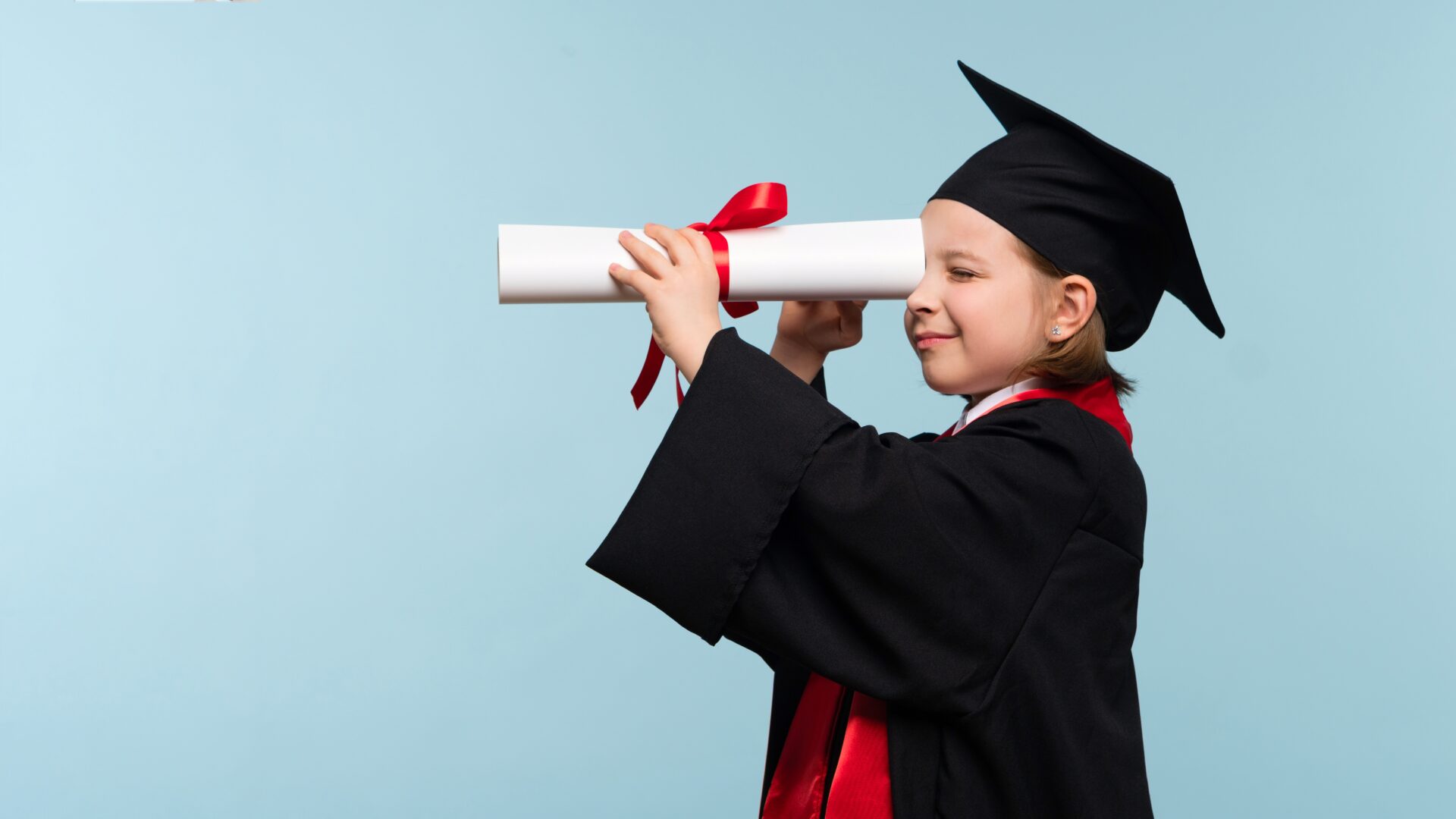 criança com toga celebrando sua formatura na educação infantil