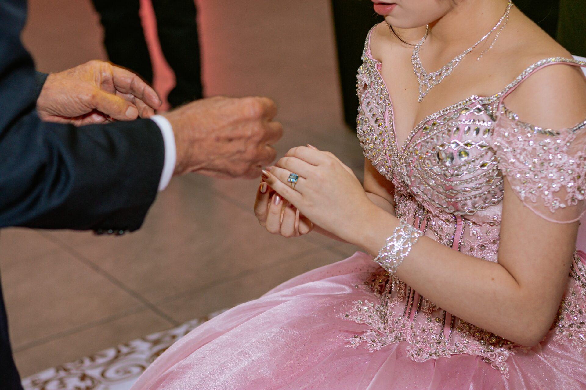 debutante aceitando anel de 15 anos do pai